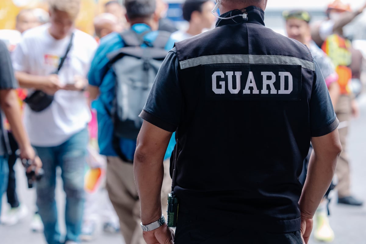 Beveiliger in uniform houdt toezicht in de openbare ruimte